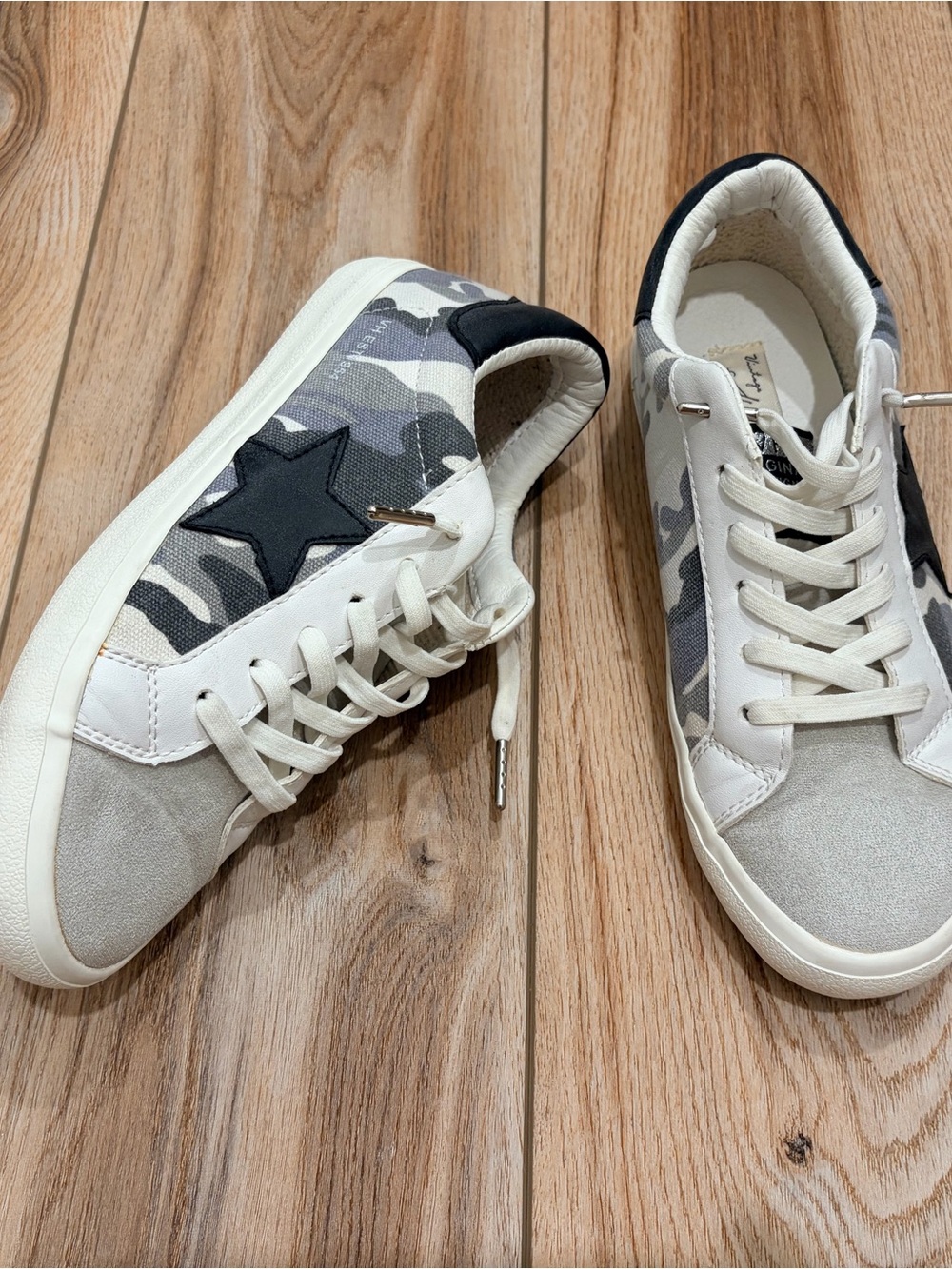 Vintage Havana Gray Camo Star Accent Low-Top Sneakers